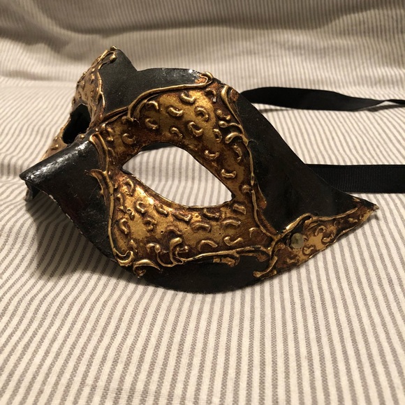 Authentic Hand-Crafted Mask - Picture 3 of 4